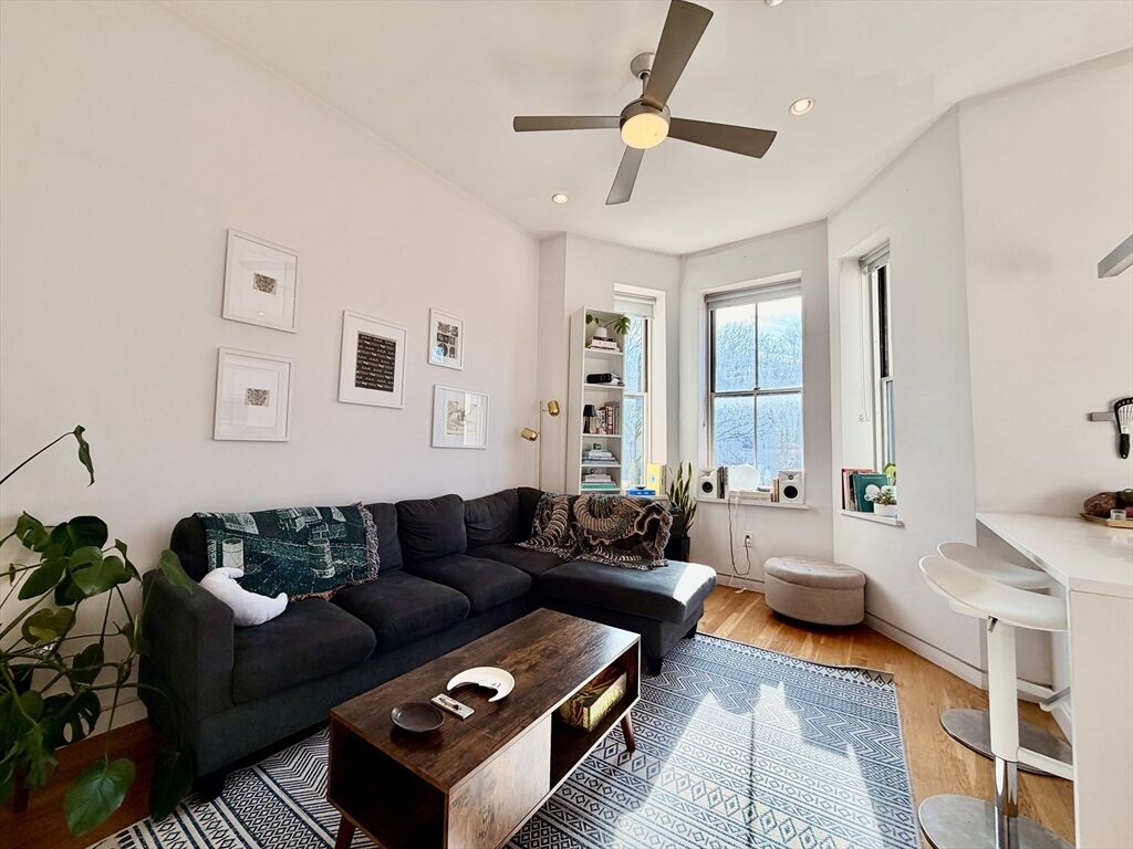 Property Photo:  1607 Tremont St 2  MA 02120 