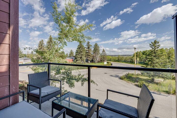 Property Photo: 614 Greenbriar Common NW AB T3B 6J2