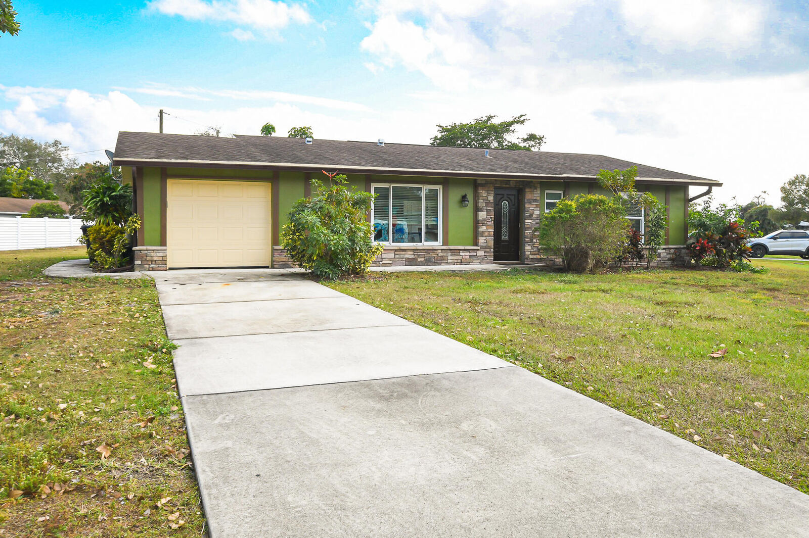 Property Photo:  610 NW Marion Avenue  FL 34983 