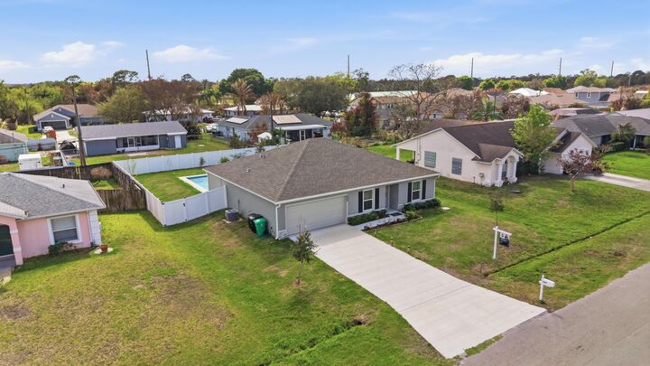 Property Photo:  684 SE Crescent Avenue  FL 34984 