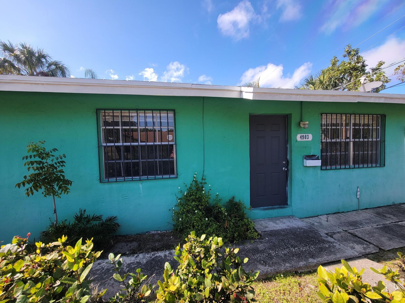 Property Photo:  4901 Spruce Avenue SE  FL 33407 