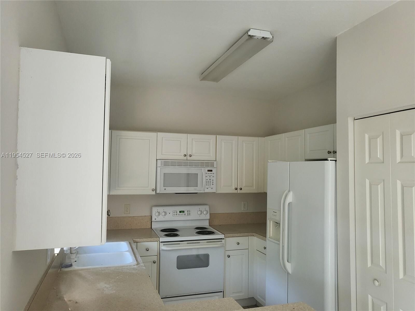 Property Photo: 4125 NE 24th Dr 4125 FL 33033