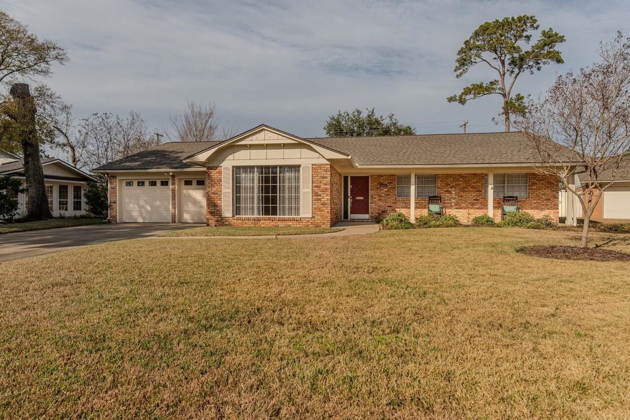 Property Photo: 4850 Teakwood TX 77706