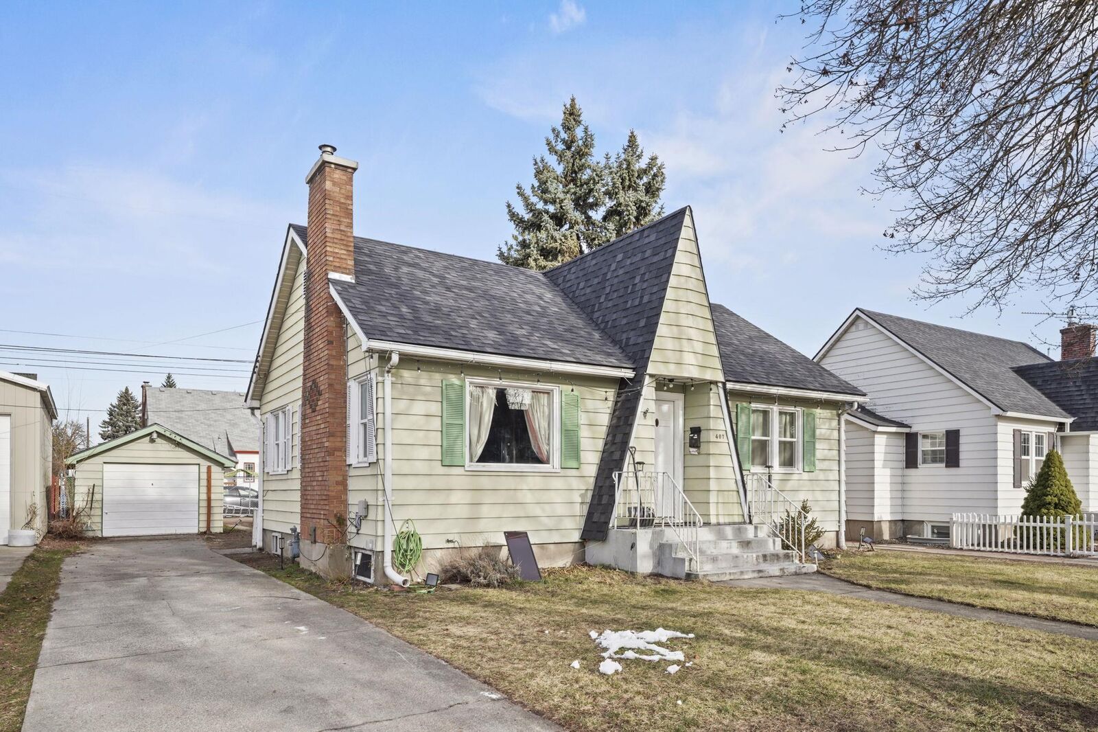 Property Photo:  407 E Hoffman Ave  WA 99207 