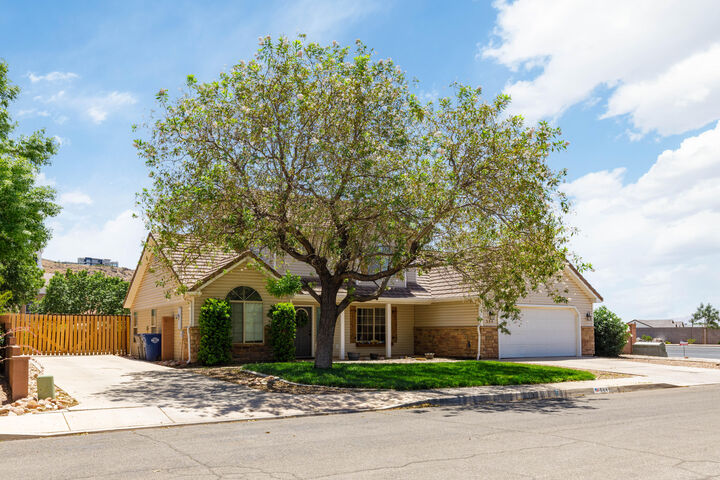 Property Photo: 584 E Meadow Ln UT 84780