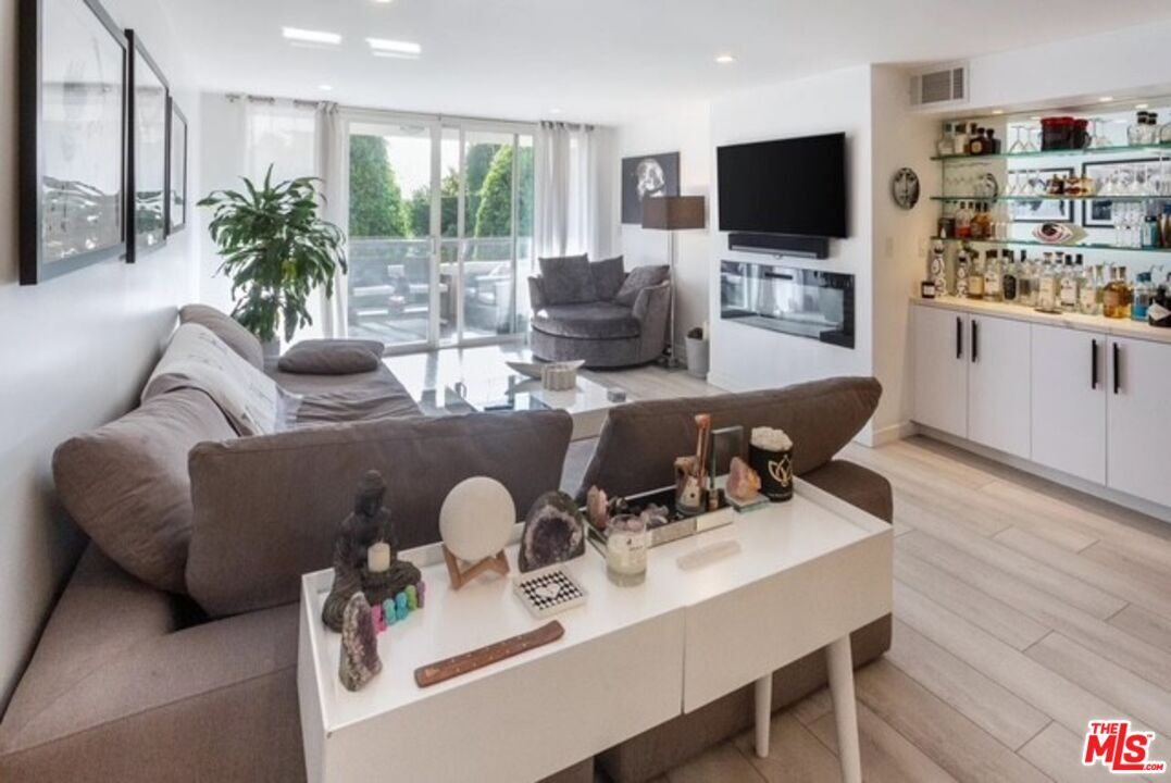 Property Photo: 8535 W West Knoll Dr CA 90069