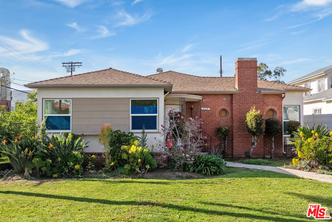 Property Photo: 315 N Formosa Ave CA 90036