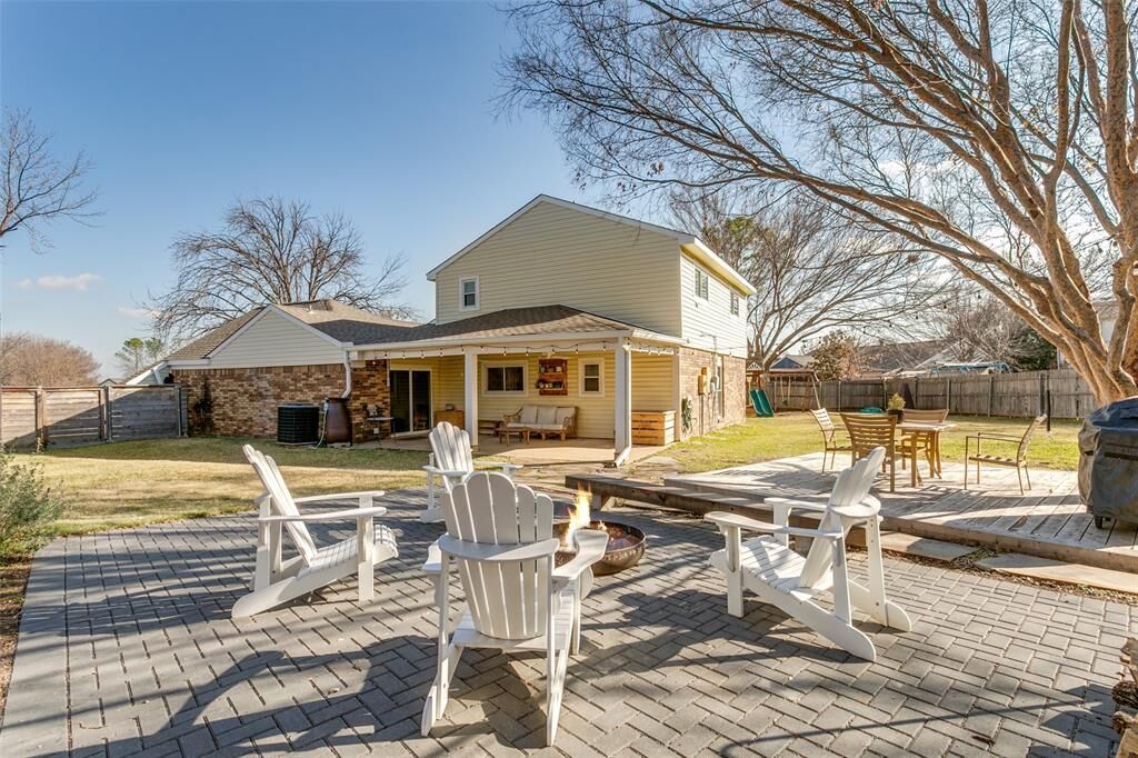 Property Photo: 1225 Sleepy Hollow Court TX 76051