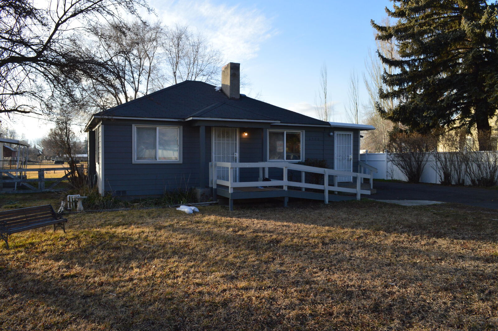 Property Photo:  2506 Homedale Road  OR 97603 