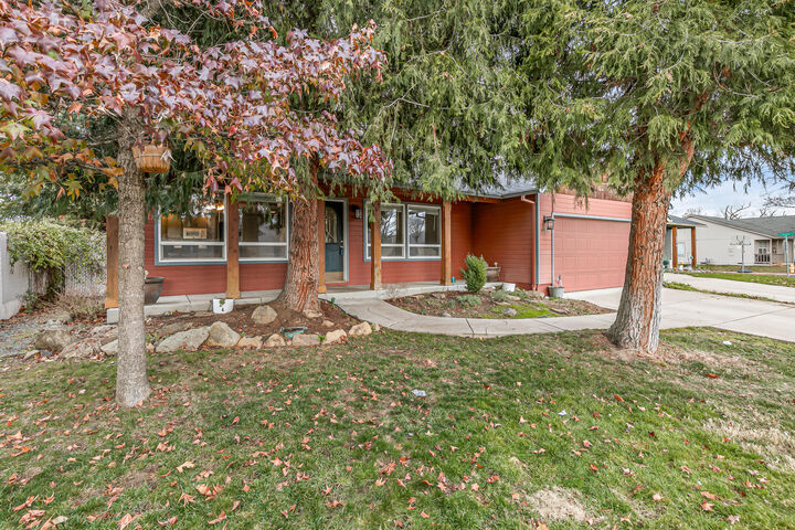 Property Photo: 388 Crystal Drive OR 97524