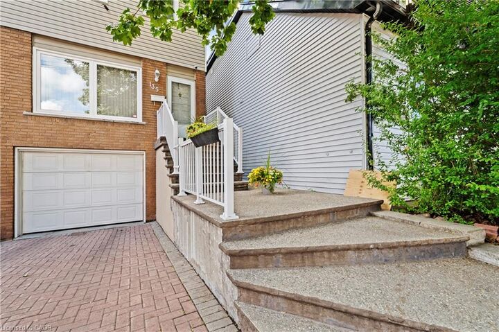 Photo de la propriété:  135 West Avenue N  ON L8L 5C4 