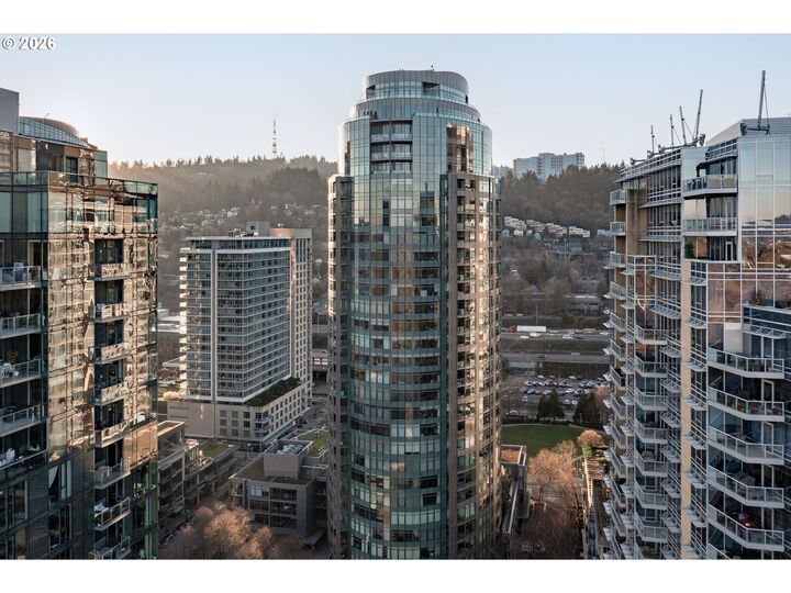 Property Photo:  3601 S River Pkwy 1207  OR 97239 