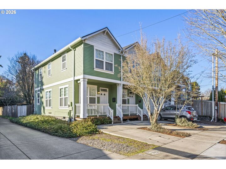 Property Photo: 121 SE 8th Ave OR 97123
