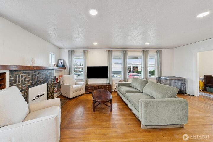 Property Photo:  413  2nd Street NE  WA 98372 