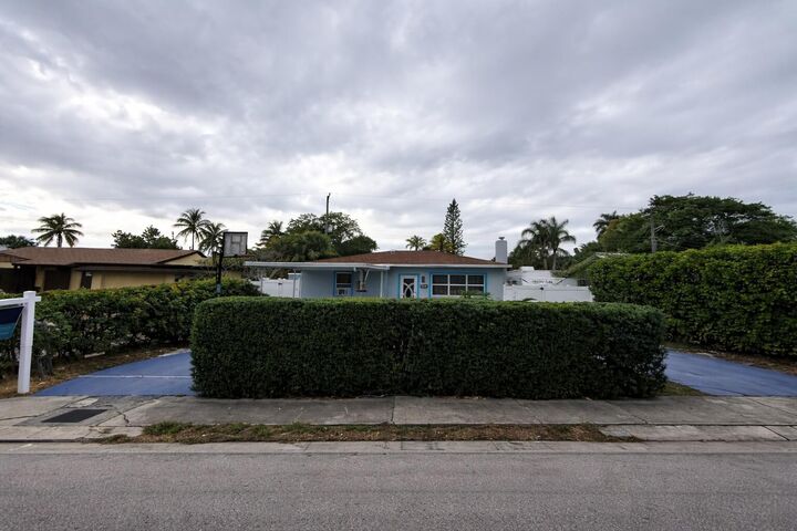 Property Photo: 5823 Churchill Circle W FL 33405