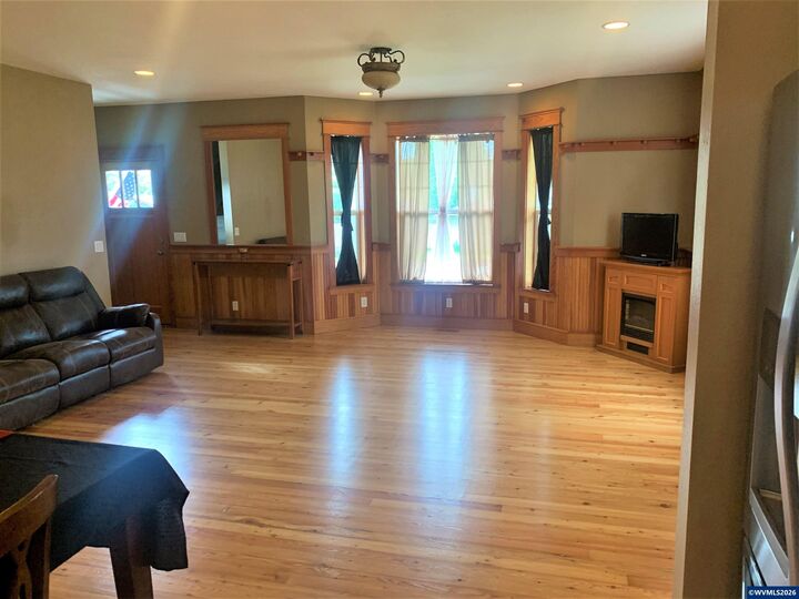 Property Photo:  401 Kay Av  OR 97327 