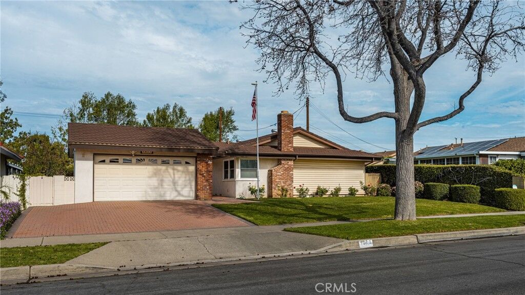 Property Photo:  1011 E Chestnut  CA 92867 