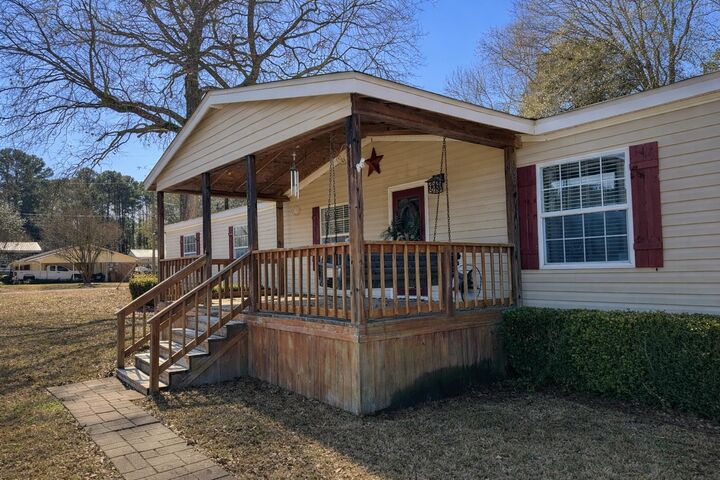 Property Photo:  605 Noble  TX 75692 