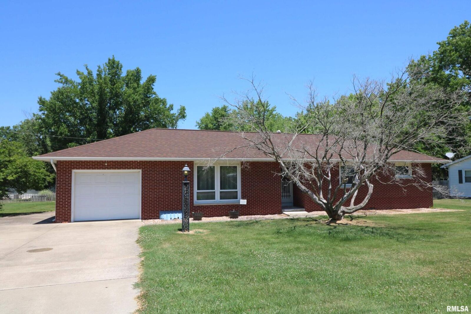 Property Photo:  1109 E Stotlar Street  IL 62948 
