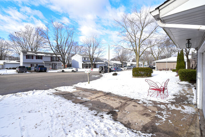 Property Photo: 1030 Surrey Court IL 60431