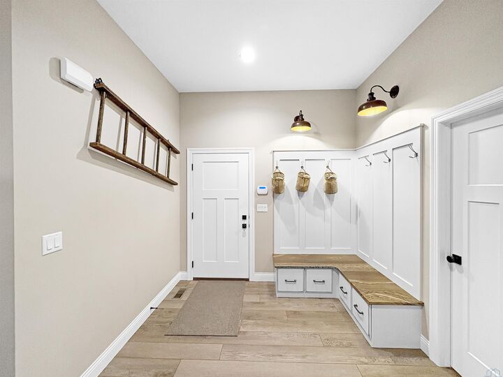 Property Photo:  6350 Tiger Dr  IA 51106 