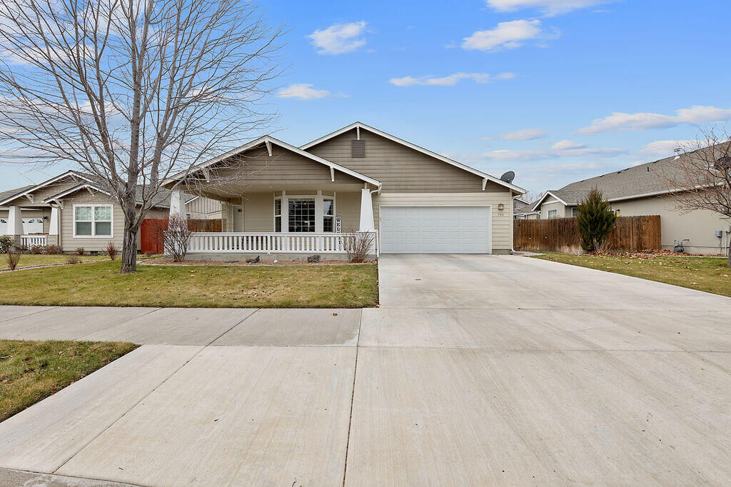 Property Photo:  736 NE Sandstone Court  OR 97754 