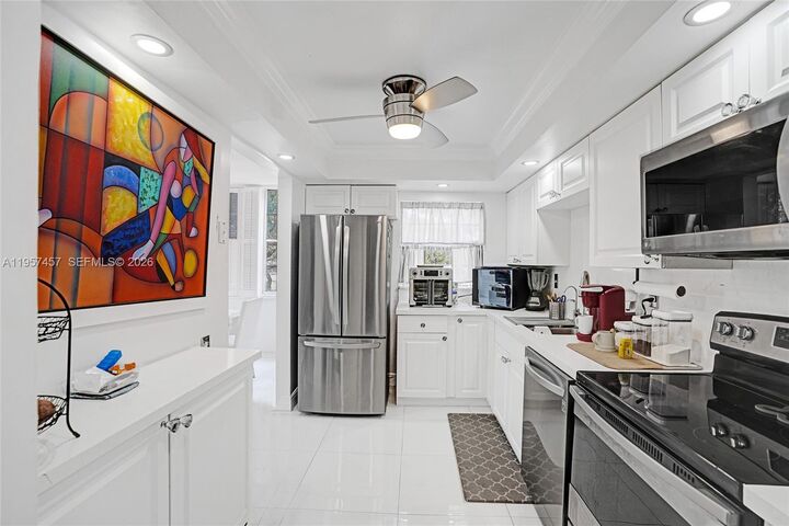 Property Photo:  1400 Saint Charles Pl 204  FL 33026 