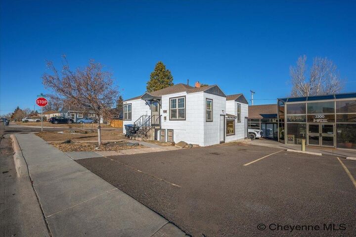 Property Photo:  1501 Carbon Ave  WY 82001 