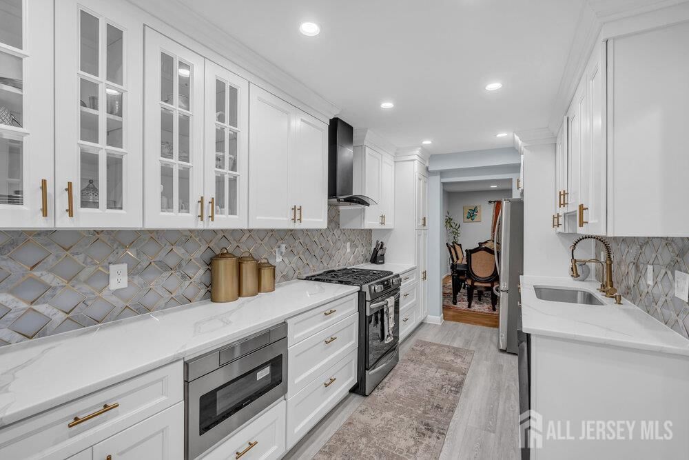 Property Photo:  28 Hawthorn Drive  NJ 08820 