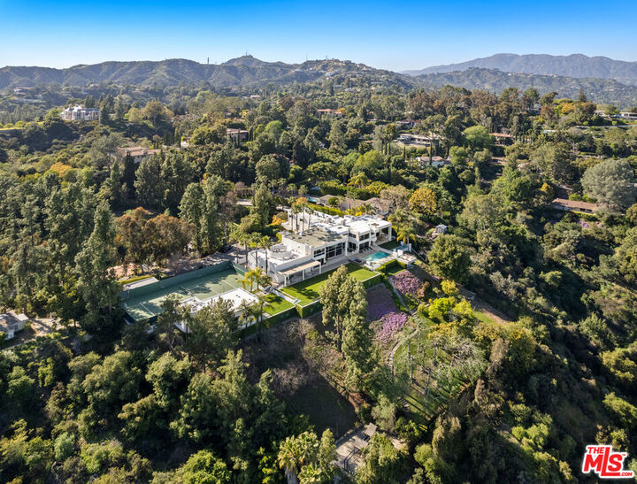 Property Photo:  300 N San Rafael Ave  CA 91105 