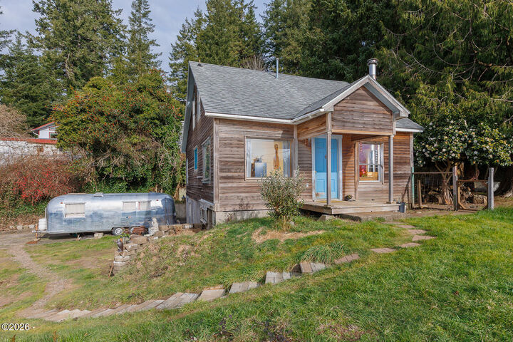 Property Photo:  254 NE 3rd Street  OR 97391 