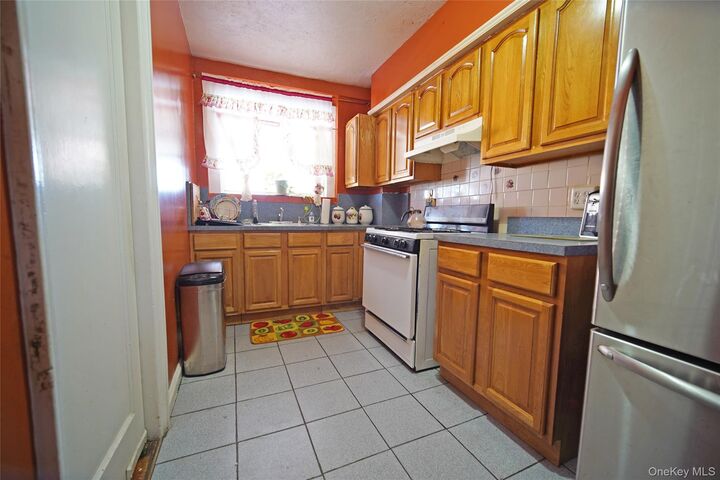 Property Photo:  1147 Grenada Place  NY 10466 