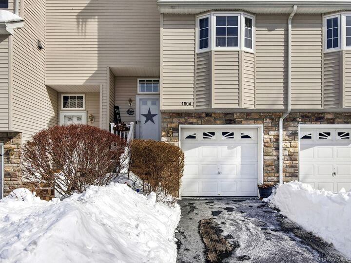 Property Photo:  1604 Pondview Loop  NY 12590 