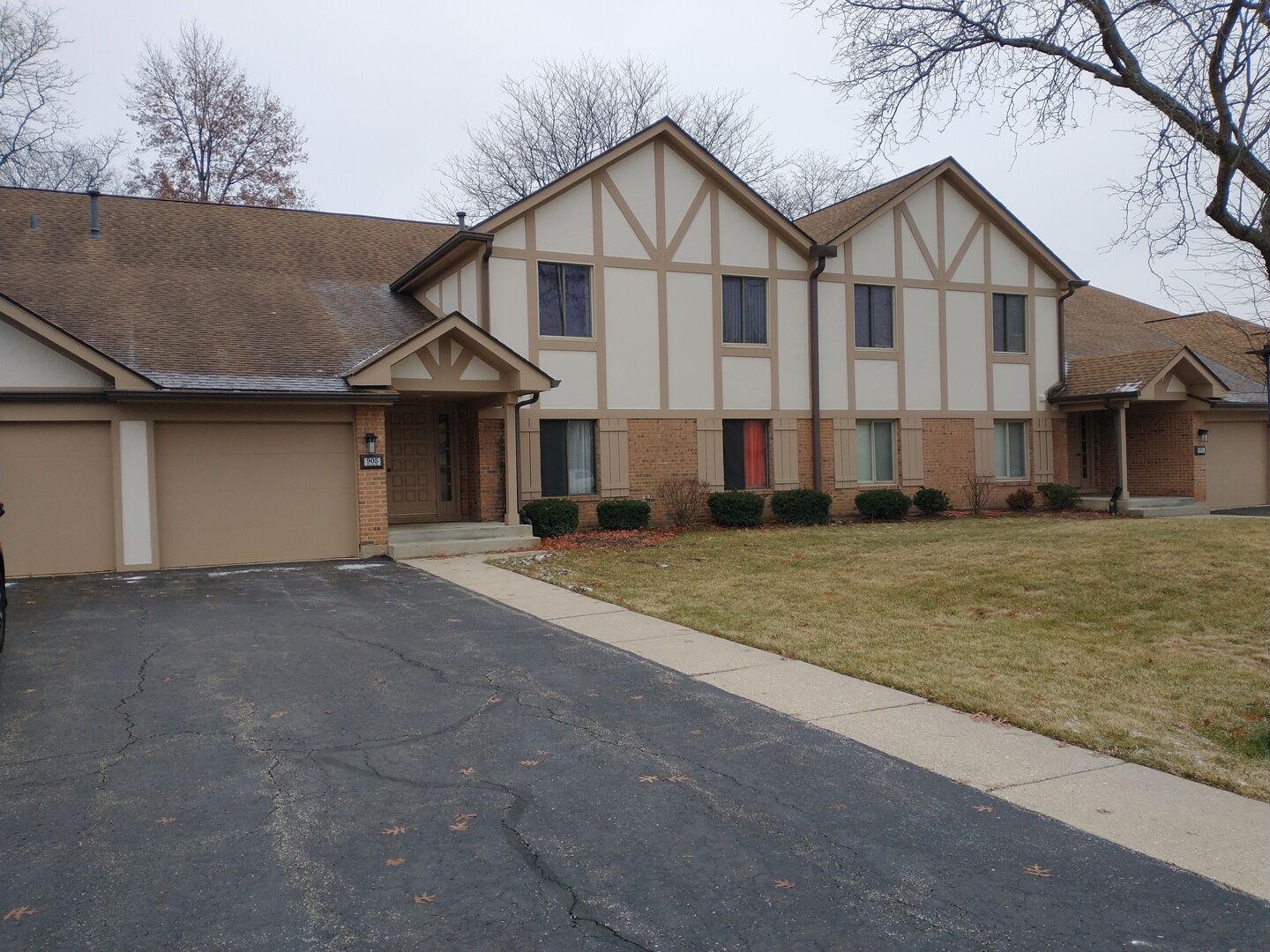 Property Photo: 905 Surrey Drive 2B IL 60193