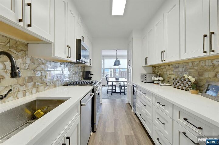 Property Photo:  6 Horizon Road 2209  NJ 07024 