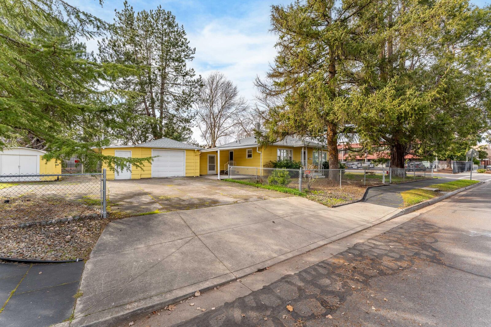 Property Photo:  220 S 3rd Street  OR 97502 