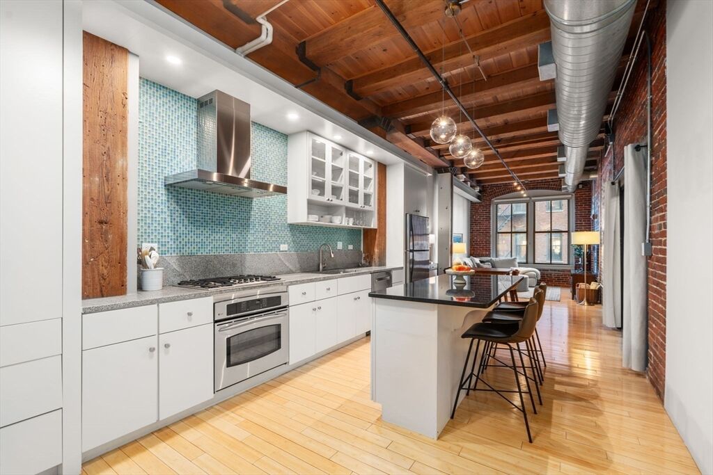 Property Photo: 35 Channel Center St 303 MA 02210