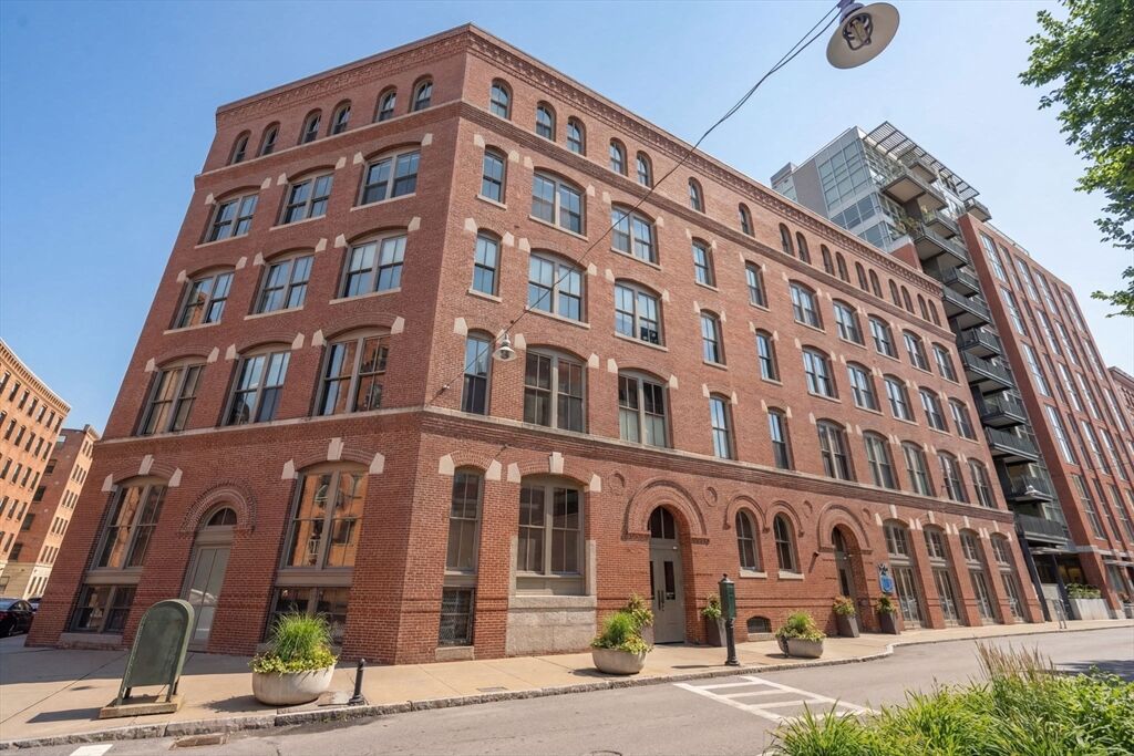 Property Photo:  35 Channel Center St 303  MA 02210 