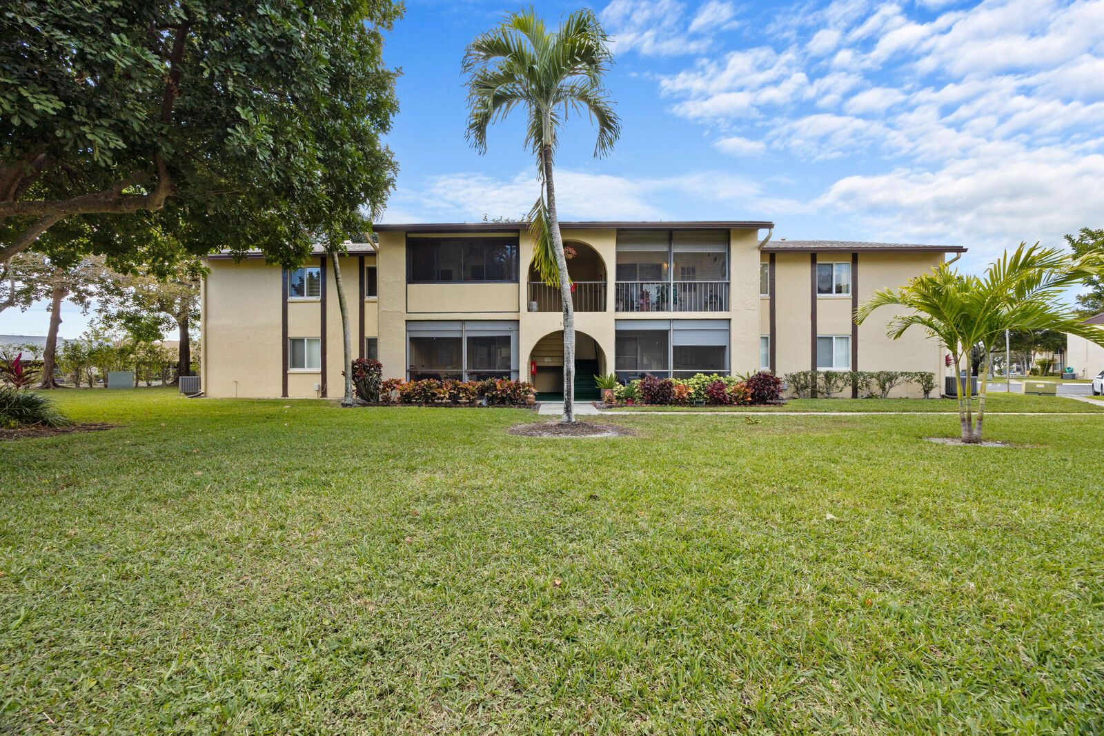 Property Photo:  306 Pine Ridge Circle B-2  FL 33463 