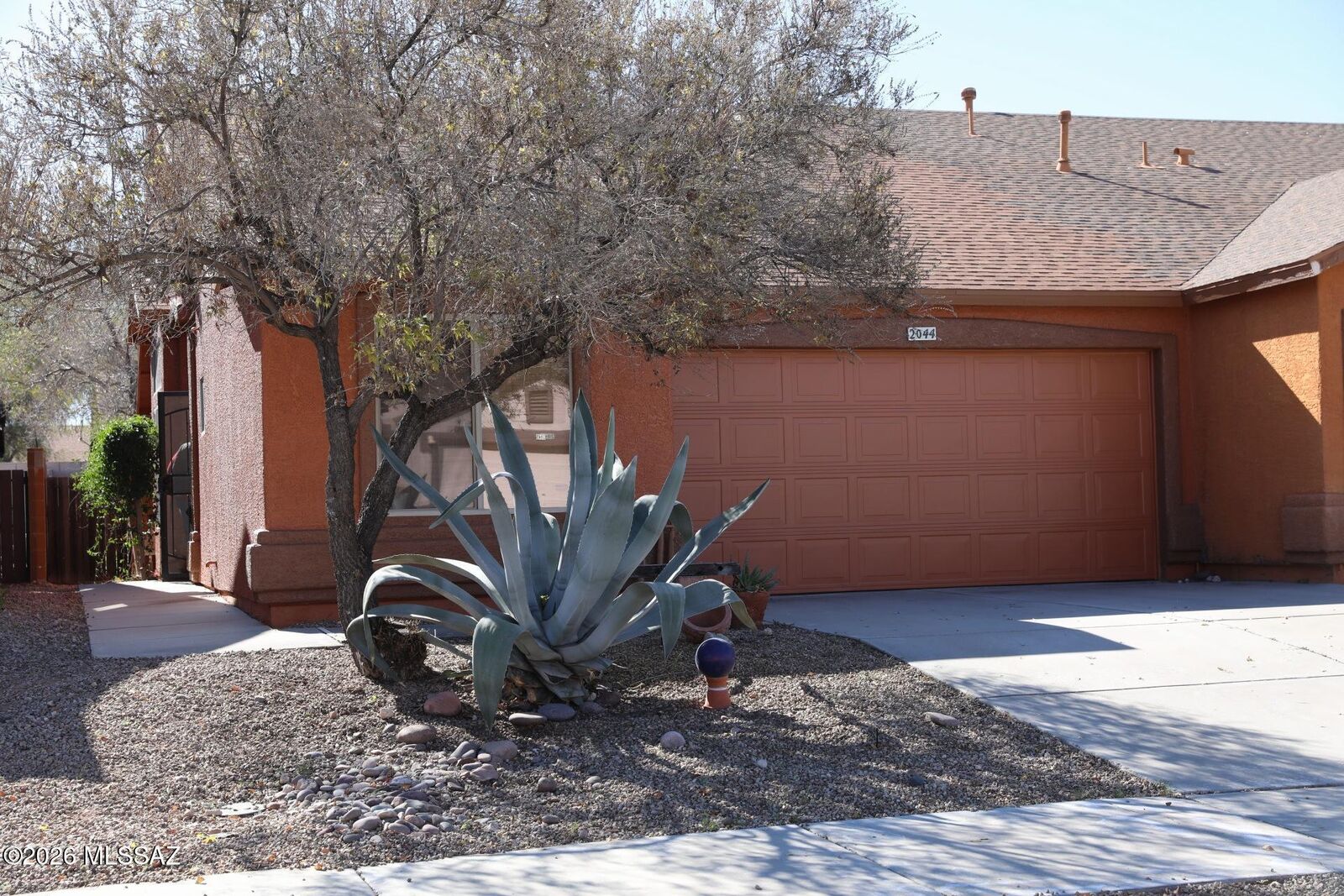 Property Photo:  2044 E Calle Sierra Del Manantial  AZ 85706 