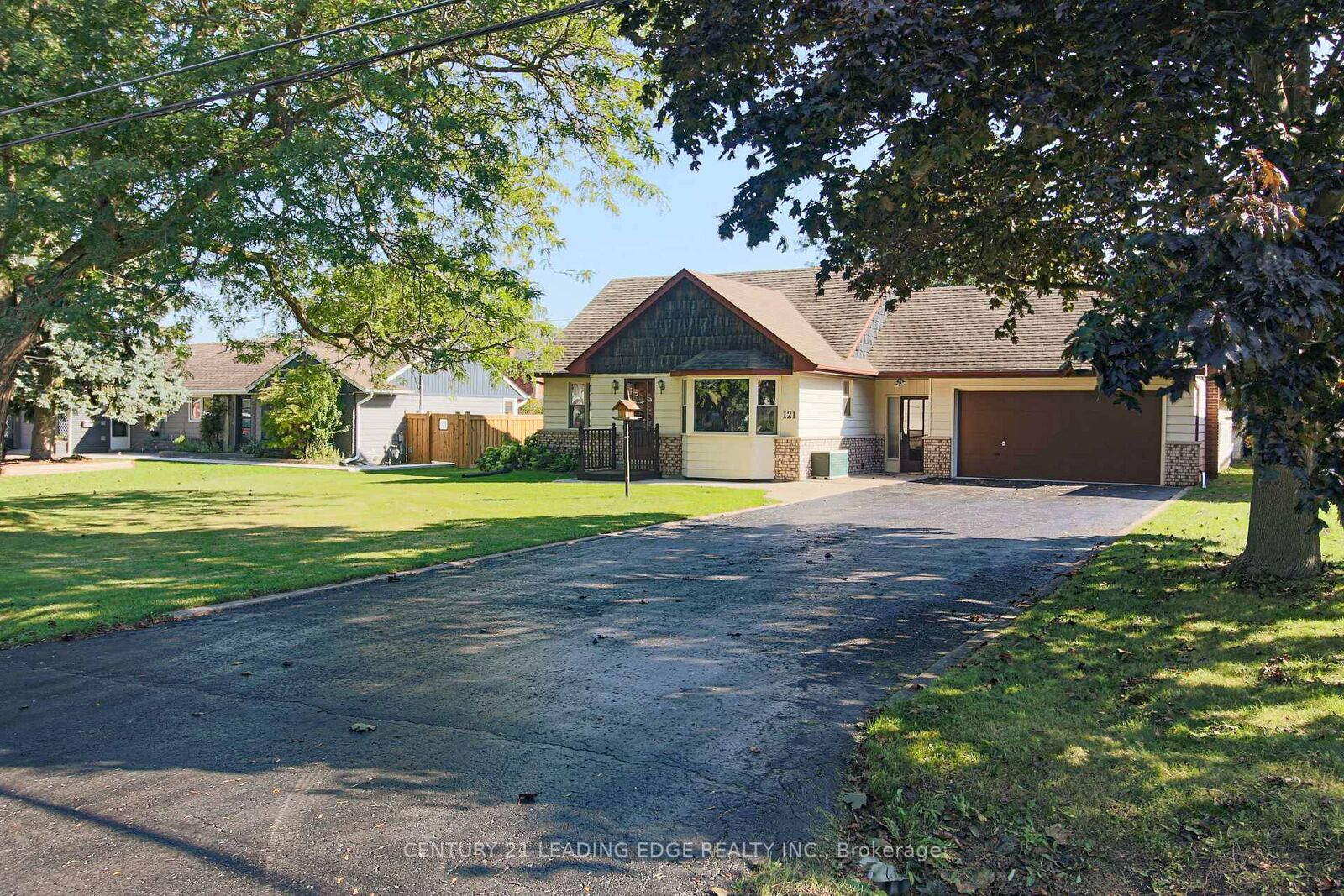 Photo de la propriété: 121 Northview Avenue ON L1N 2G8