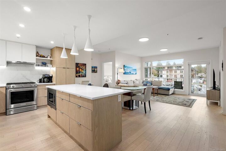 Property Photo:  5118 Cordova Bay Rd 203  BC V8X 1R1 