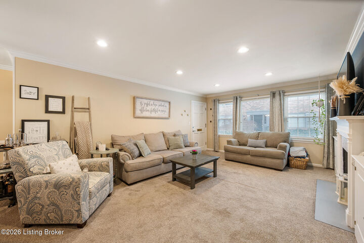 Property Photo:  3811 Washington Square Apt 1G  KY 40207 