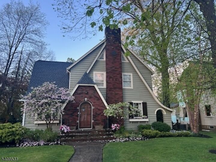 Property Photo:  28 Hampton Rd  NJ 07016 