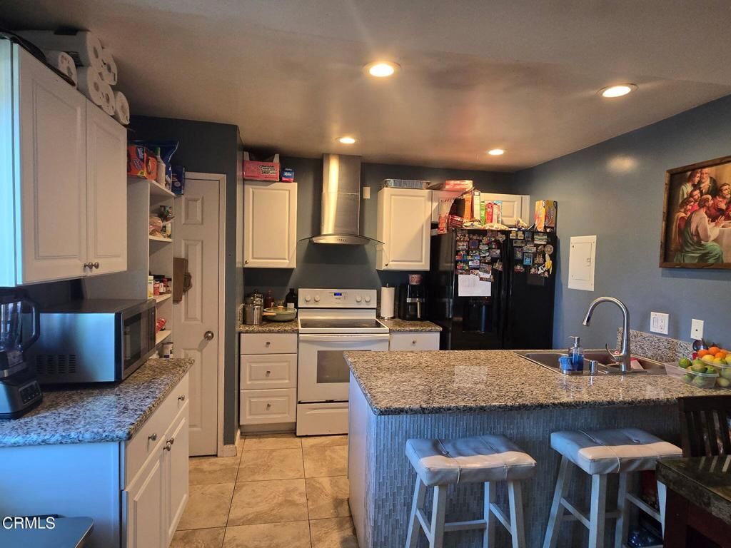 Property Photo:  734 W Hemlock Street  CA 93041 