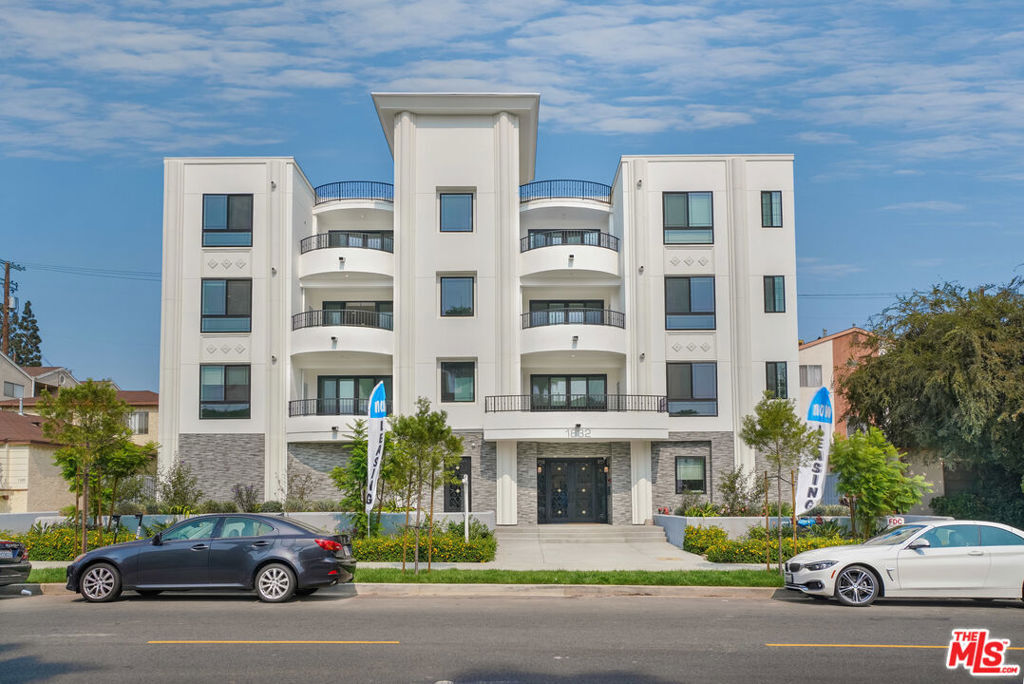 Property Photo:  1832 S Barrington Avenue 401  CA 90025 