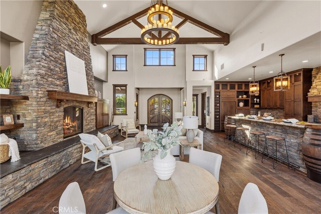 Property Photo: 41570 Avenida Bordeaux CA 92592