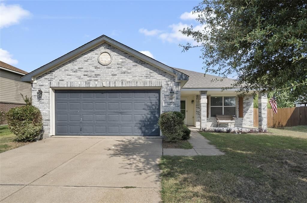 Property Photo:  207 Blue Roan Drive  TX 75165 