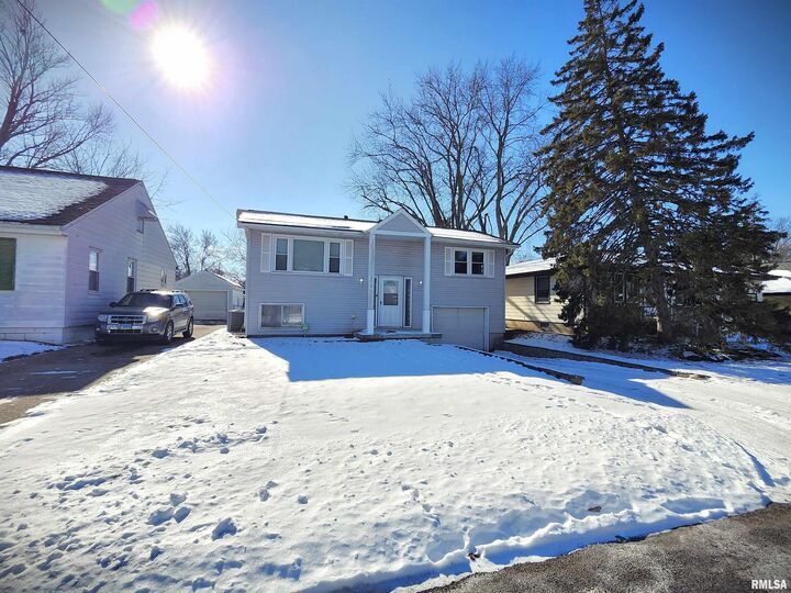 Property Photo:  2210 W Clarke Avenue  IL 61604 