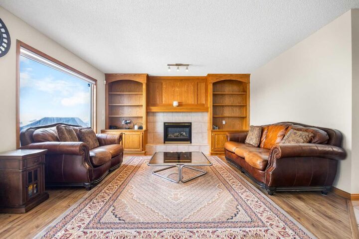 Property Photo:  220 Edgeridge Gardens NW  AB T3A 5Z1 